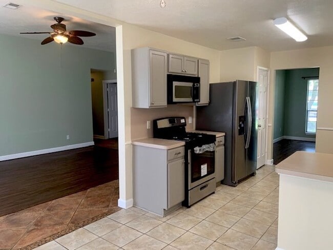 Building Photo - What a Find! 4 Bedrooms!