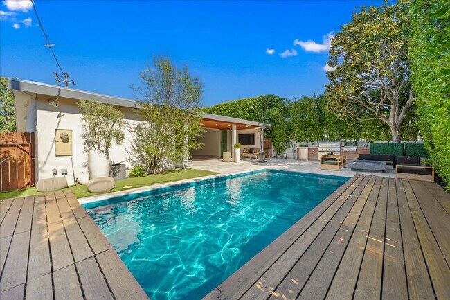 Building Photo - 1455 S Castello-