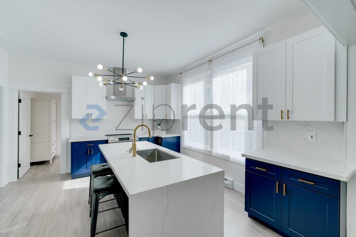 Building Photo - 907 S Ainsworth Ave