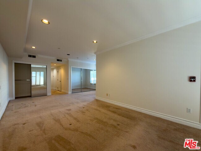 Building Photo - 11692 Darlington Ave