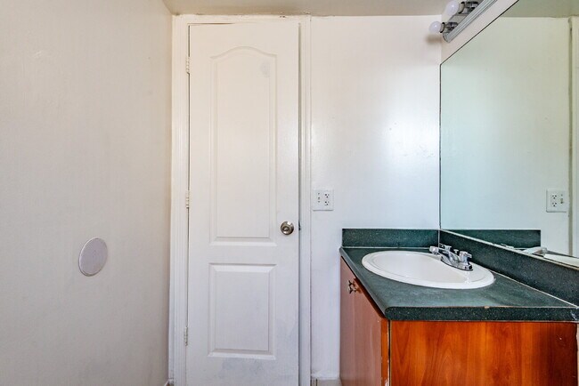 Building Photo - Charming 2-Bedroom Apartment – Fully Furni...