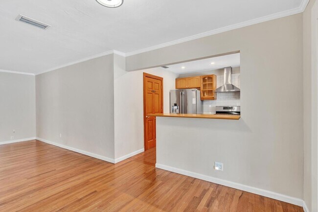 Building Photo - 1527 Mayo St