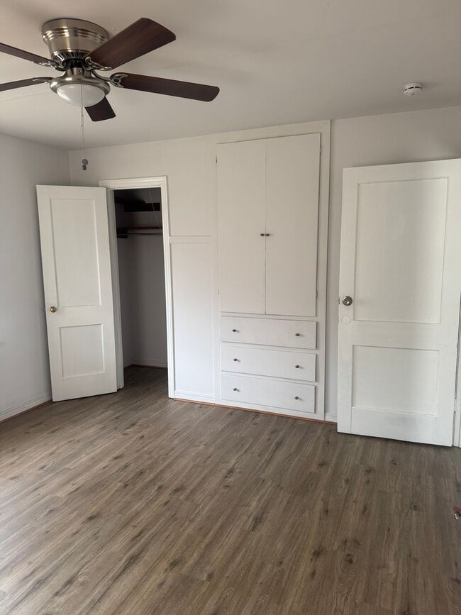 Building Photo - HUD ACCEPTED!! 3bedrooms 1bathroom  walking distance to 6th street shopping and restaurants