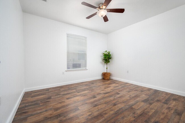 Building Photo - Updated 4BD/2BA Home Close to Airport, Tes...