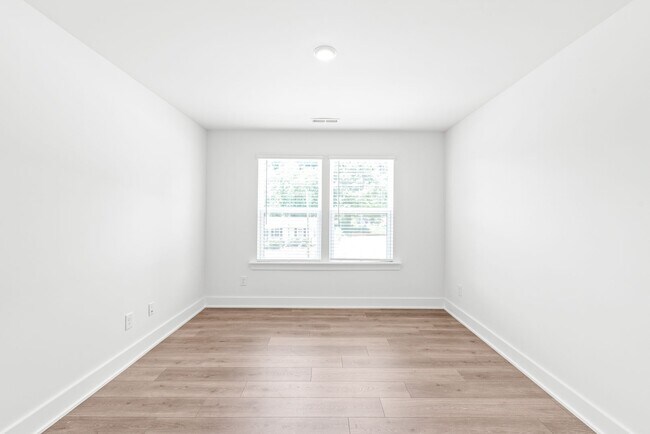 Building Photo - Move-in Ready Modern Townhome!!