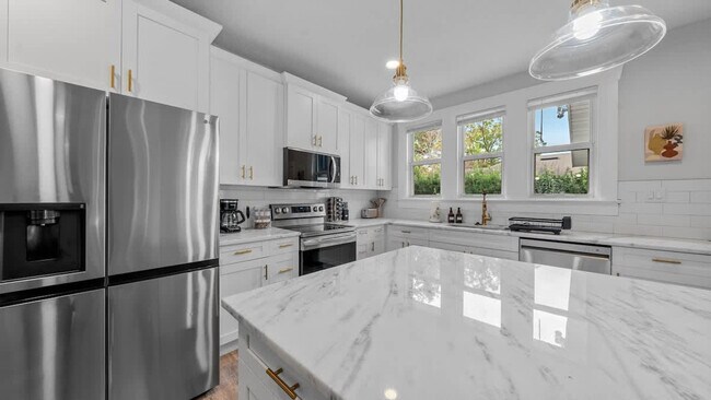 Building Photo - 1007 E Comanche Ave