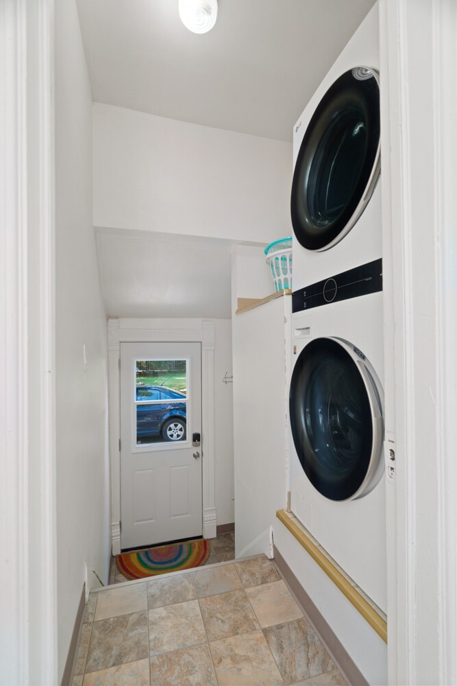 Building Photo - 1028 Porlier St