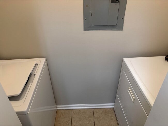 Building Photo - 2-Bedroom, 2-Bathroom Condo with Balcony, ...
