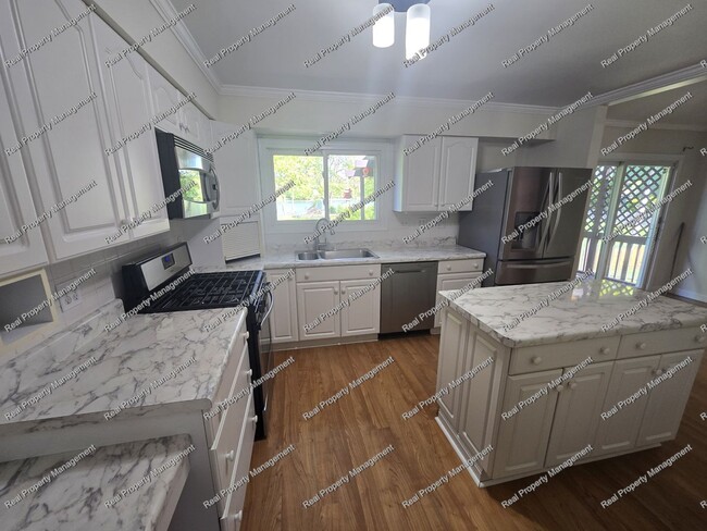 Building Photo - Three Bedroom Tri-Level in LOFS