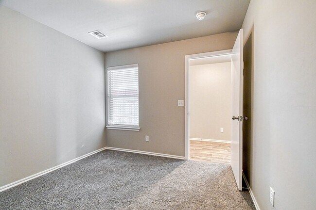 Building Photo - Beautiful Newer Construction Home!