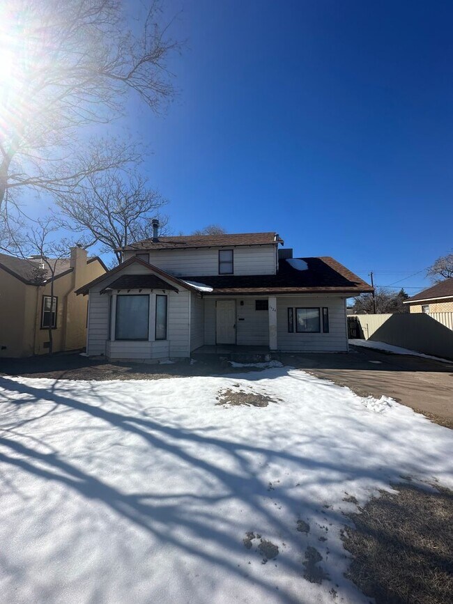 Building Photo - Spacious 4 Bedroom!