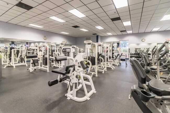 Building Photo - 2 Golfs Edge