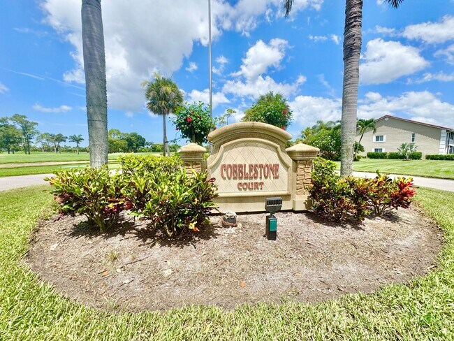Building Photo - ** ROYAL WOOD ** 2 + DEN / 2 BATH - CONDO ...