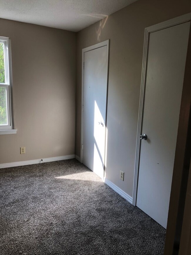 Building Photo - 102 C Kingsbury Ct 1/2 off 1st months rent