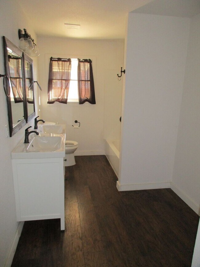 Building Photo - Beautiful 4/3 House for Rent in Lampasas, TX
