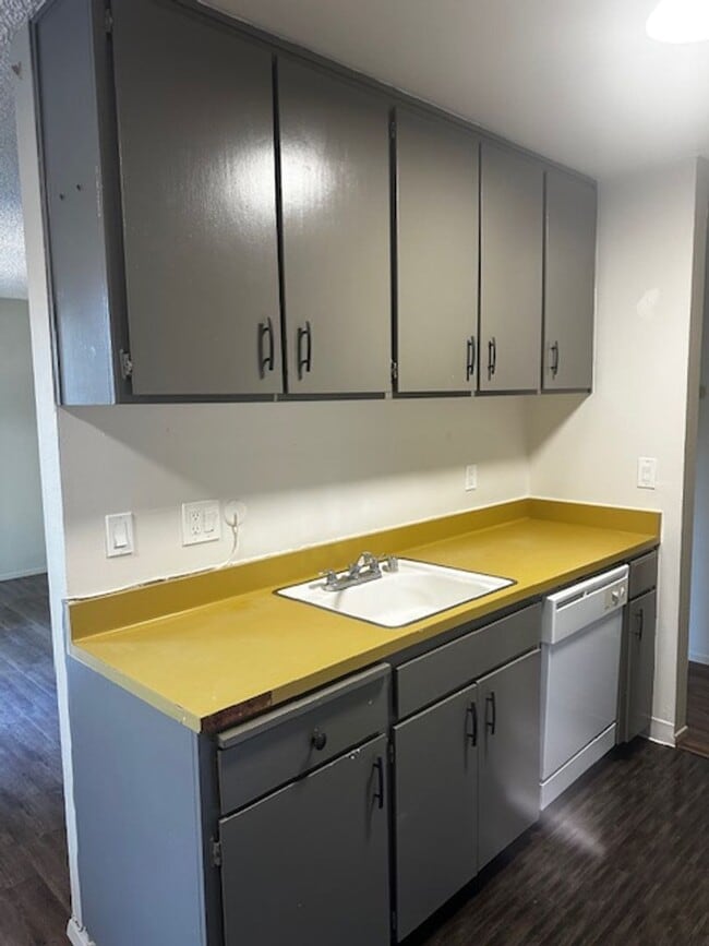 Building Photo - 2 bedroom & 1 bath condo in a parklike set...