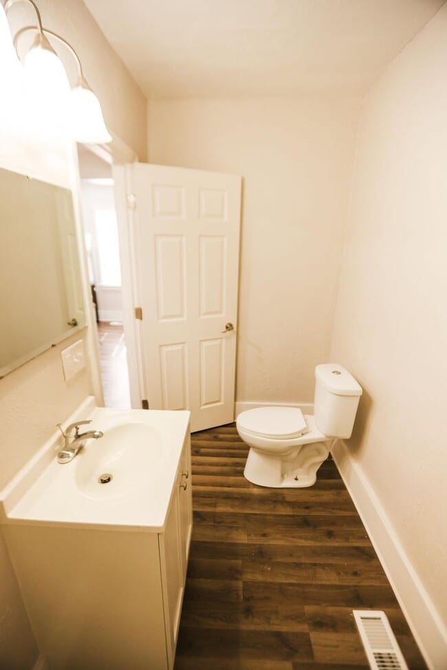 Building Photo - 628 Evesham Ave