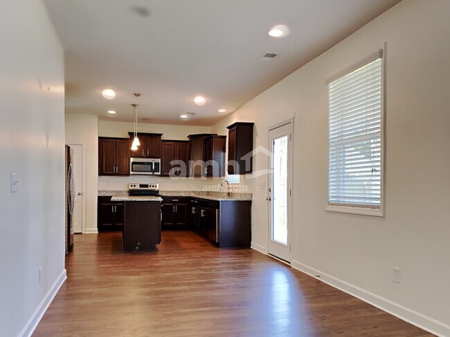 Building Photo - 532 Lateleaf Dr