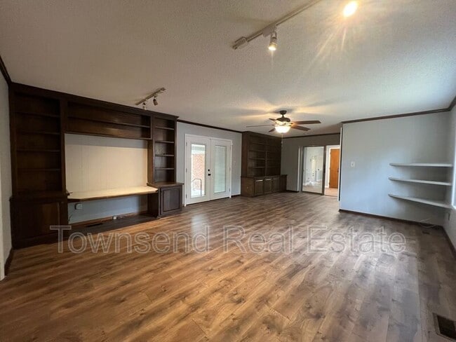 Building Photo - 5060 Chesapeake Rd