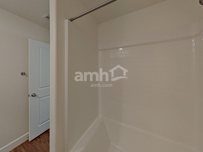 Building Photo - 696 N Water St