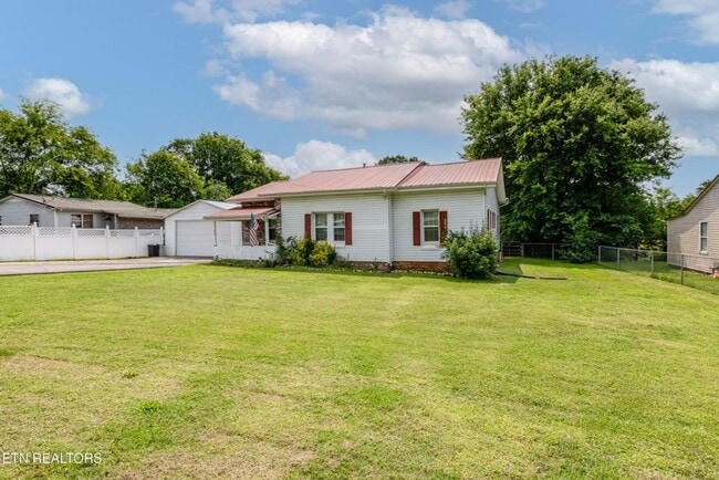 Building Photo - Maryville 37804 - 2 bedroom, 1 bath home w...