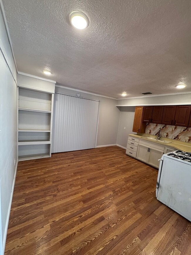 Building Photo - Just Renovated-Right off I-27 and 50th Street