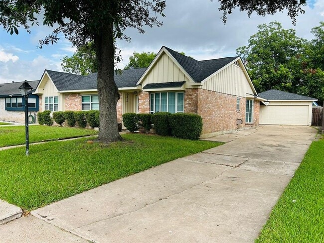 Building Photo - 10506 Huntington Wood Dr
