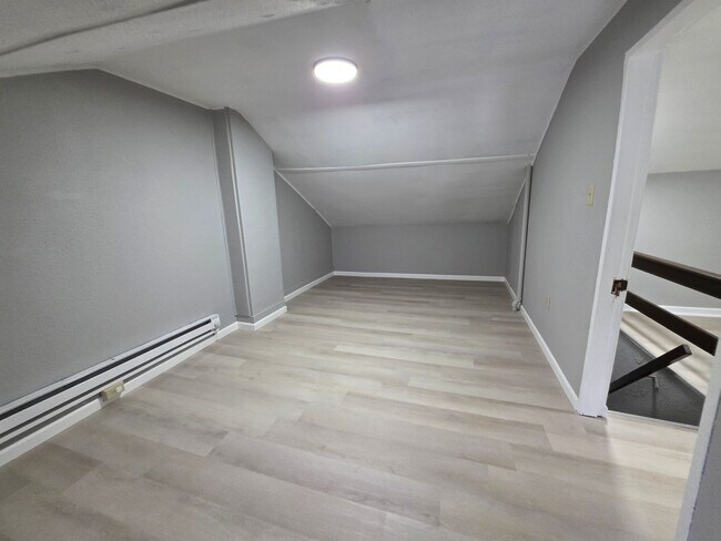 Building Photo - Newly Updated 3 bedroom 1 bathroom Apartment for Rent!