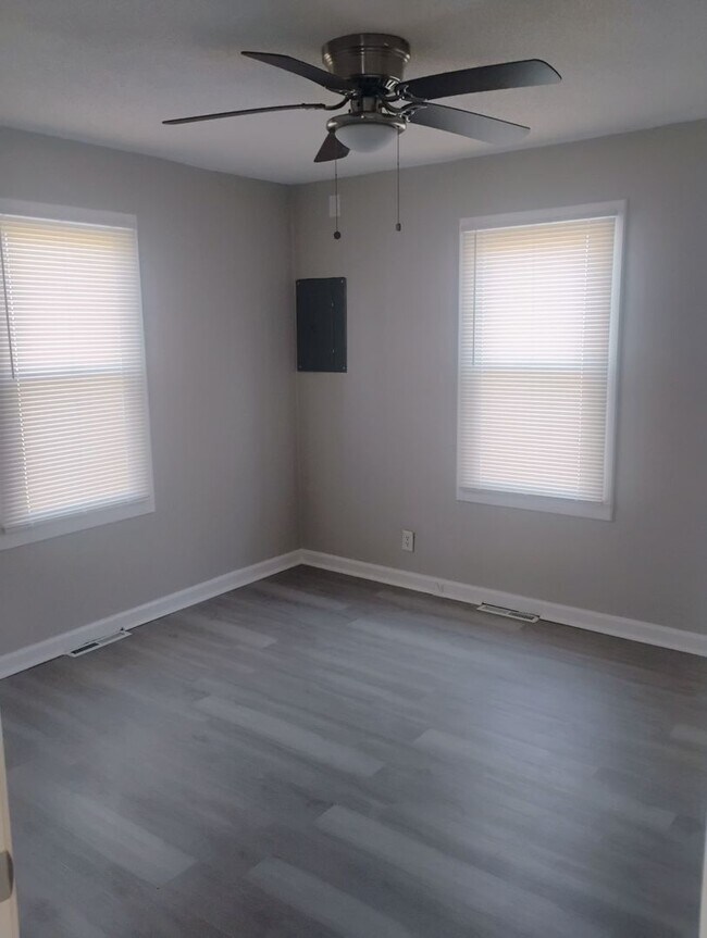 Building Photo - Cozy 2BR Home in KC Northland – Fully Fenced Yard & Fresh Updates