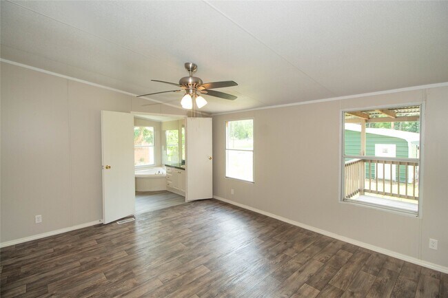 Building Photo - 613 River Rd