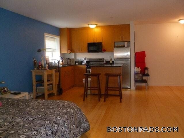 Building Photo - 461 Park Dr