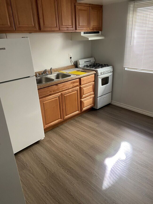 Building Photo - 1/2 OFF FIRST MONTH'S RENT  Remodeled studio apartment with all utilities paid!