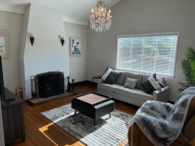 Building Photo - Bright & Spacious 3BR/2BA Home Overlooking Avalon Park – Furnished or Unfurnished- For Rent