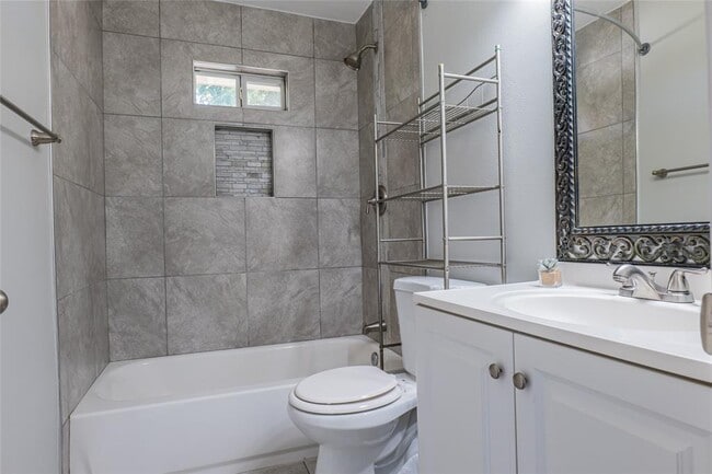 Building Photo - 9014 Slayton Dr