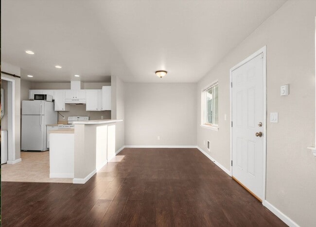 Building Photo - Spacious 2-Bedroom Duplex Near Tacoma Mall...