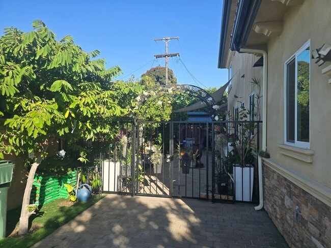 Building Photo - Fully Furnished 2 Bed, 2 Bath Townhome – 5...