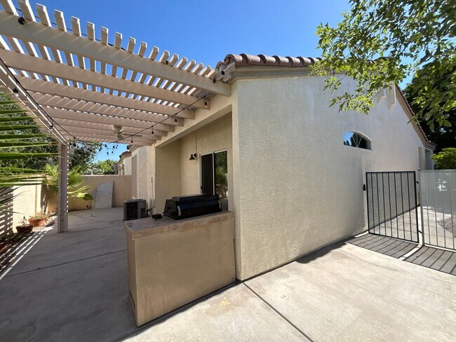 Building Photo - ***MOVE-IN SPECIAL!!!*** 2-Bedroom, 2-Bathroom Townhome located in Henderson, Nevada