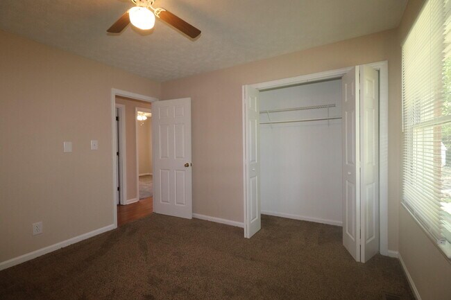 Building Photo - 212 Foxwood Dr