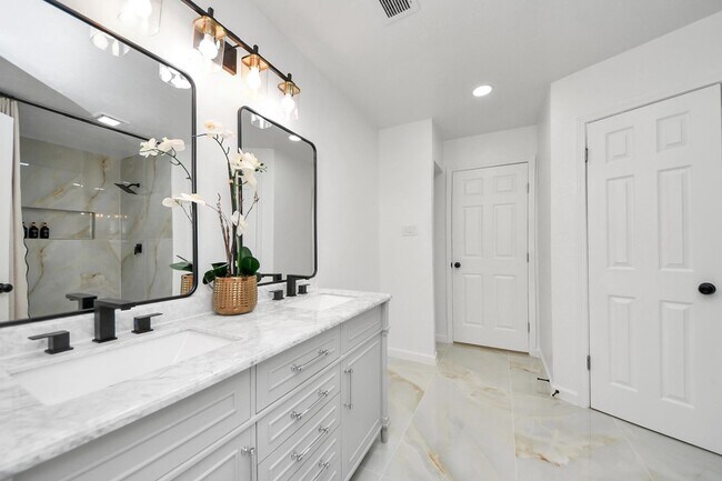 Building Photo - 22810 Deville Dr