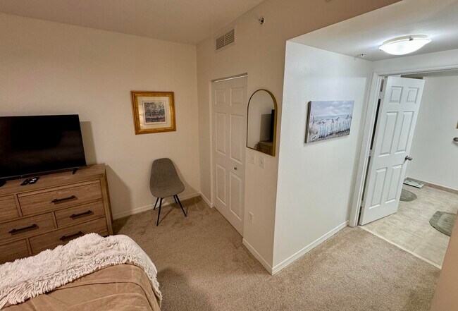 Building Photo - 625 Casa Loma Blvd