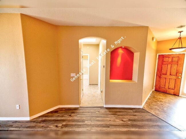 Building Photo - 606 W Woodfield Ct