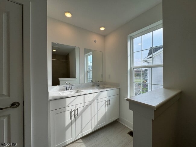 Building Photo - 71 Eastwood Ter