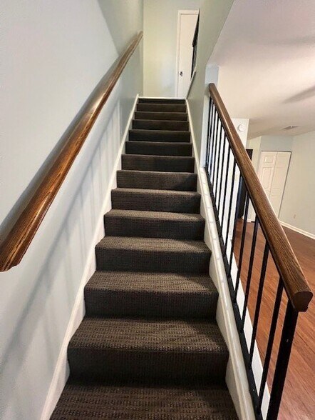 Building Photo - 503 E 6th St