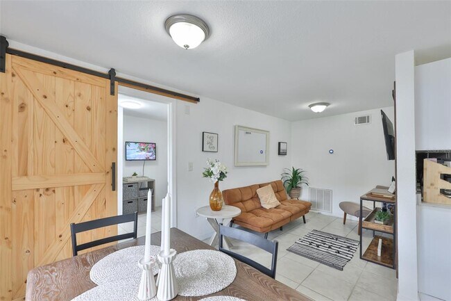 Building Photo - 2575 S Himes Ave