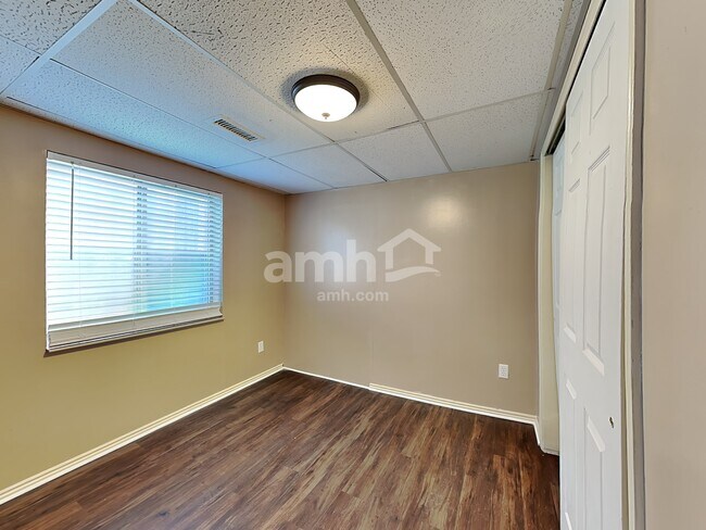 Building Photo - 5870 S Clear Vista Dr