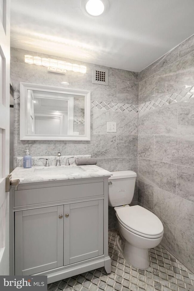Building Photo - Beautifully Renovated 1 Bed Unit @ The Dor...