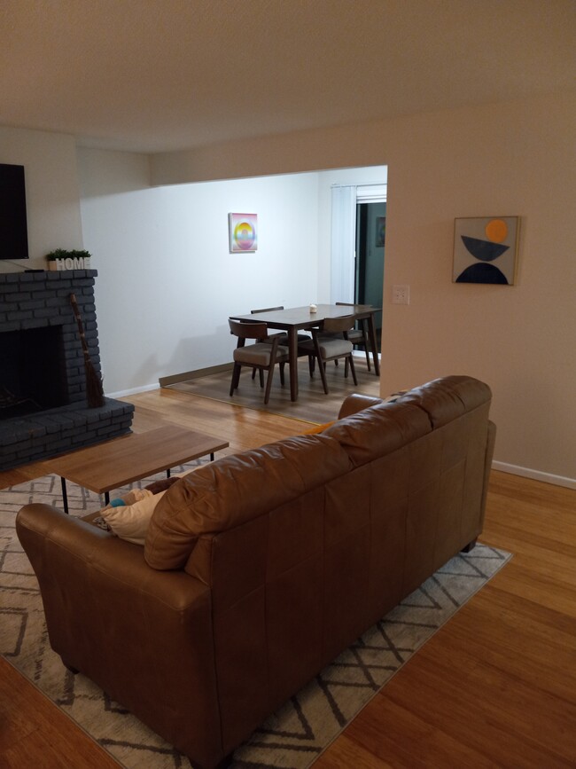 Cozy living room - 2160 Raynor St SE