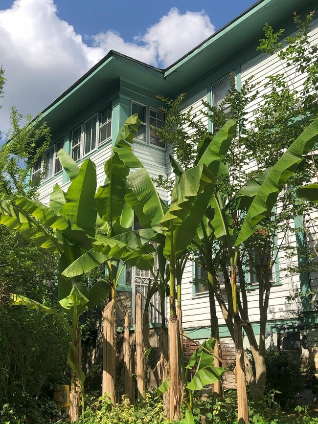 Building Photo - 841 Vedado Way NE