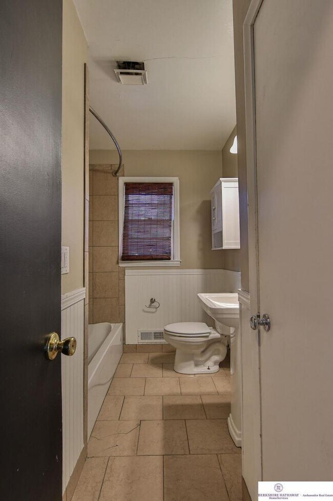 Building Photo - 3 bedroom in Omaha NE 68114