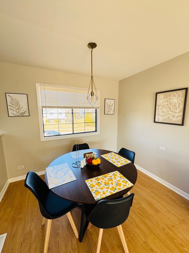 Building Photo - 2363 Cove Dr